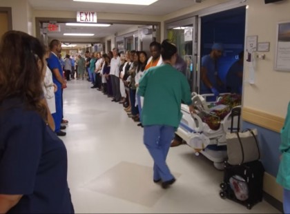 Az egész kórház könnyezve énekelt, miközben a babát betolták a műtőbe. Ez volt az oka: