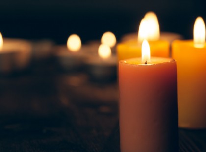 Tragédia: holtan találták otthonában a legendás zenészt