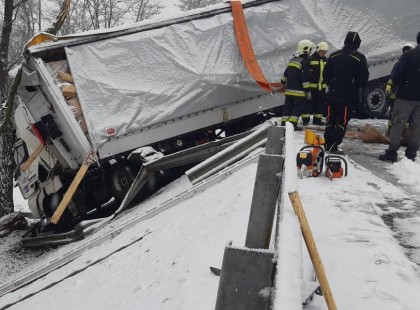 Pár órán belül nagyon veszélyes idő csap le! ÓNOS ESŐ és köd vár ránk! Ezekben a megyékben semmiképpen NE INDULJ EL autóval :