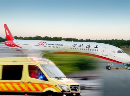 Mentő vitte el a Liszt Ferenc repülőtérről a Kínából érkező gép lázas pilótáját