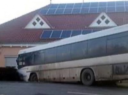 Súlyos buszbaleset, 12 gyerek sérült meg Bács-Kiskunban – fotók