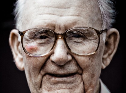 Elcsúszott a lépcsőn és elesett: fiatalok segítettek egy idős, bajba jutott bácsin!A bácsi segítségért kiáltozott, de senki nem ment oda, kivéve három diákot.