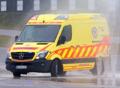 Tragikus, ami történt! 62 éves férfi lett hirtelen rosszul fél 8-kor Ajkán – szirénázva rohantak a mentők a helyszínre! Még a legtapasztaltabb szakembereket is meglepte a látvány, ami őket fogadta…..