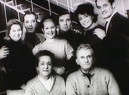 A Szabó család - akiket egy ország ismert és hallgatott!AZOK A RÉGI SZÉP IDŐK! Minden hétfőn 18 órakor megszólalt a jellegzetes gong, és elkezdődött a Szabó család.