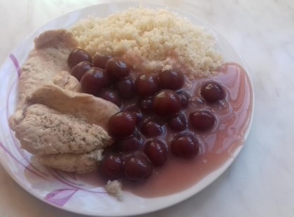 Menza álom valóra vált – Meggy-, cseresznyemártás főtt hússal és pirított darával <3 Itt a recept