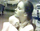 Megmentette egy súlyosan összeégett 3 hónapos csecsemő életét ez a fiatal nővér. A hős nővért jutalmazzuk meg sok szívecskével 