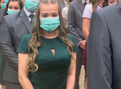 Az egész osztály szájmaszkban ment a szalagavatóra Kaposváron egy osztálytársuk miatt!Gratulálok ,azért vannak még rendes fiatalok,akik együtt éreznek osztály társukkal <3