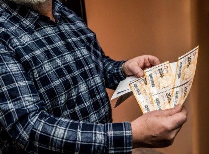 A napokban közel 7 ezer forintos élelmiszer utalvánnyal kopogtathat Önnél is a Nyugdíjfolyósító munkatársa ha elmúlott 60 éves!!! Nagyon fontos információkat tettek közzé – FELTÉTLENÜL OLVASSA EL, HA elmúlott 60 éves!!! >>>>