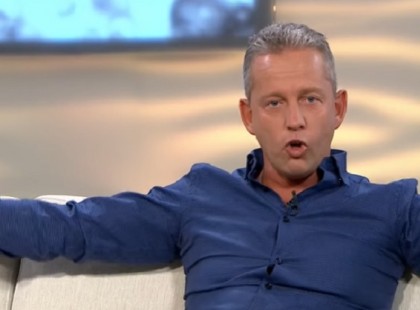 Schobert Norbi megmutatta rajongóinak félmeztelen testét - lógó mellét és hasát.