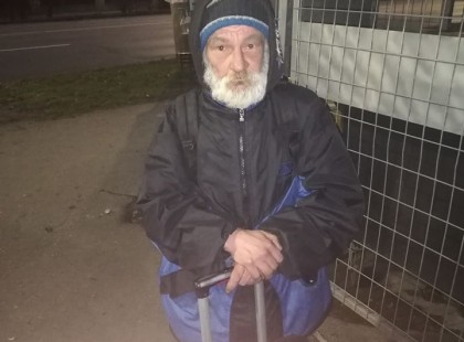 Főiskolai végzettséggel hajléktalanná vált idős bácsi kér segítséget, élelmet, ruhát!Ezt miért nem osztják? Kíváncsiak vagyunk, hányan osszuk meg és segítünk rajta.