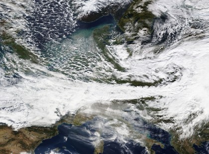 90 km/órás széllel csap le a VIHAR pár órán belül! Nagyon durva idő jön! EZEKBEN A megyékben helyezzétek biztonságba az autókat, kerti dolgokat, növényeket! >>