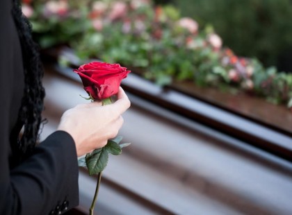 Az anya mindig szidta a fiát rossz iskolai jegyei miatt. De amikor az édesapja temetésén EZT tette…