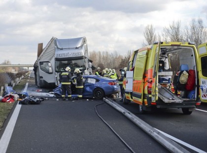 Halálos baleset történt az M1-es autópályán hatalmas torlódás és kb 30 perc átjutási idő !