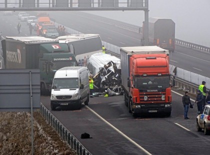 Tömeges halálos baleset történt az M1-es autópályán hatalmas torlódás és kb 30 perc átjutási idő !