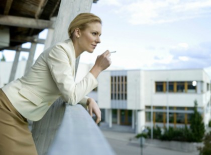 Meghozták a döntést:levonhatják a fizetésből a cigiszüneteket