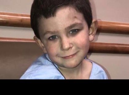 Tűzre ébredt fel az 5 éves kisfiú, 2 éves kishugát az ablakon át mentette ki, és visszament a család kutyájáért is. A hős kisgyermeket jutalmazzuk meg sok szívecskével <3