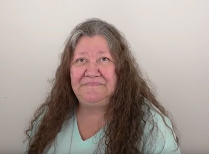 62 éves nagyi úgy gondolta, már „nem szép”, ezért unokája elvitte egy profi fodrászhoz, aki új külsőt adott neki (videó)- kíváncsiak vagyunk, hányan örülnek az átalakulásnak <3