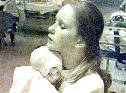 Megmentette egy súlyosan összeégett 3 hónapos csecsemő életét ez a fiatal nővér. A hős nővért jutalmazzuk meg sok szívecskével <3