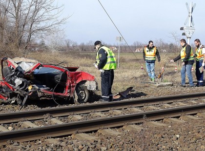 Két kislány halt meg a mai balesetben, 8 és 11 évesek voltak.Szegény kicsi gyermekek, Isten Nyugosztalja Őket