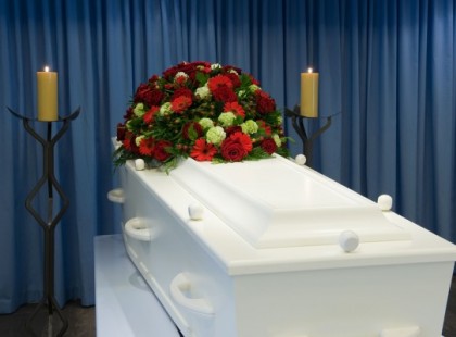 VÉGE A hagyományos temetéseknek! Se koporsó, se fejfa – ilyen az új temetés! Sokak szerint iszonyú durva! Szerinted?