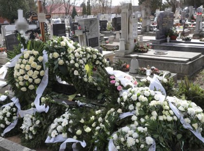 Végigzokogta kisfiai és férje temetését a tatabányai édesanya, a férfi végzett mindhármójukkal.Nyugodjanak békében - édesanyát segítsük ebben a nehéz időszakban pár jó szóval és szívecskével <3