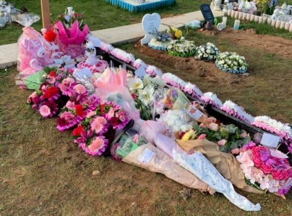 Örök nyugalomra helyezték a 22 hónapos kisbabát akivel a saját édesanyja végzett