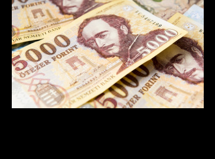 Egyszeri 15 ezer forintos utalvány és készpénz jár édesanyáknak és nyugdíjasoknak!