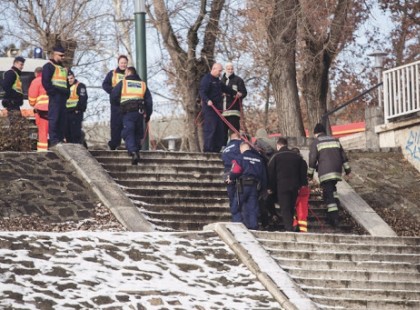 A Dunába lökte menyasszonyát egy 15 éves fiú, a víz alig volt 3 fokos