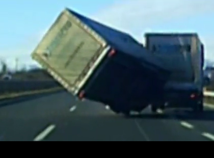 Ideért a vihar: óriási szél borított fel egy pótkocsit az M7-esen -több kilóméteres a torlódás!