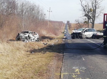 A kiégett roncs mellett keresi sírva fiát a pápai anya