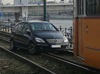 Villamos sínekre hajtott egy 70 éves asszony..Most újították meg a jogosítványát