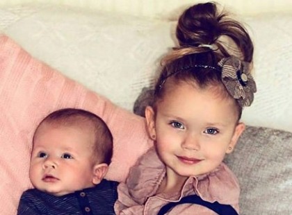 Hány dicsérő szó jár a tündéri kicsi lánynak, aki így mentette meg drága kis öccse életét?Jutalmazzuk meg sok szívecskével <3