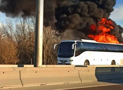 Kigyulladt egy volánbusz az M3-ason..a tűzoltók küzdenek lángokkal -4 km-es torlódás alakult ki