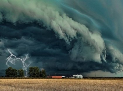 VESZÉLYES IDŐ csap le pár órán belül! A JÉGESŐ ÉS A 70 km/óránál is erősebb szél csak a KEZDET! ERRE A 10 megyére MÁR kiadták a figyelmeztetést >>>
