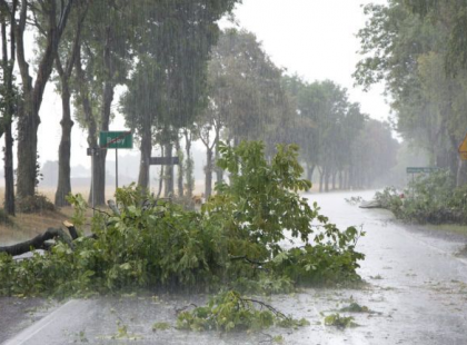 BAJ VAN! Narancs riasztást adtak ki! NAGYON VESZÉLYES IDŐ JÖN, súlyos károkat okozó, 100 km/óránál is erősebb széllökések jönnek ezekben a megyékben >>>