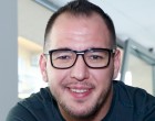 Elképesztően cuki: Curtis a kisfiával köszönti a nőket – Nézze, milyen szép virággal készült a kis Doni