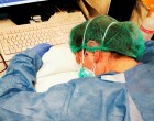 Drámai fotó egy olasz ápolónőről, aki a műszak alatt próbál pihenni, hogy aztán újult erővel segítsen az életmentésben. Köszönet és kitartás minden orvosnak és nővérnek, akik ezekben a pillanatokban is, megfeszített tempóban küzdenek az emberi életekért! 🙏 Küldjünk sok szívecskét a dolgozóknak