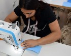 Több intézmény szájmaszkot kezdett gyártani Magyarországon - Többször használható, mosható szájmaszkok előállítására állnak át a Magyar Máltai Szeretetszolgálat foglalkoztatási programjának üzemei. A próbagyártás szerdán kezdődött a tiszaburai varrodában, ahol az előzetes számítások szerint napi 1500 darabot tudnak elkészíteni.videó
