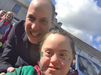 Vilmos herceg felrúgta a protokollt, és egy rajongójával szelfizett, aki down szindrómás. Vilmos, igazán jó ember vagy, küldjünk neki sok sziveskét <3