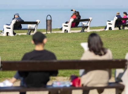 Ez Siófok ma délután. Százak rohamozták meg a parkokat, Siófok polgármestere könyörög, hogy menjenek haza