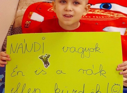 Nándi vagyok a rák ellen küzdök - Nándi egy igazi kis hős! ?‍♂️ Küldjünk neki sok szívecskét és pár biztató mondatot <3 így tudsz még segíteni :