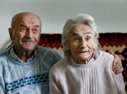 Több mint hetven éve fogja egymás kezét kercaszomori pár!Érdemes elolvasni a történetüket. Feri bácsi és Anna néni 71. házassági évfordulójukat ünnepelték. Még sok csodálatos évet kívánunk nekik. ❤️