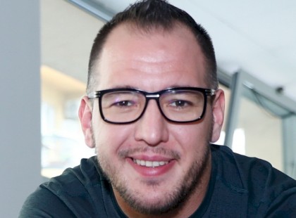 Elképesztően cuki: Curtis a kisfiával köszönti a nőket – Nézze, milyen szép virággal készült a kis Doni