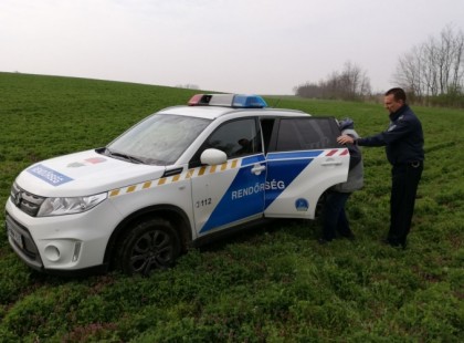 Szántóföld közepén találtak egy 18 éves elhunyt lányt, Pusztadarócon..A Rendőrség azonnal tudta ki tette.