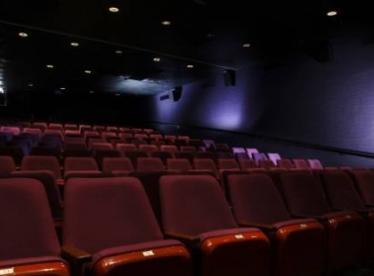 Bezárnak a mozik, színházak, múzeumok és a könyvtárak is