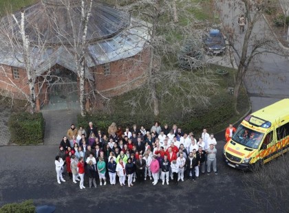 Az egészségügyi dolgozóknak nincs 'home office', akkor is megfogják a beteg kezét, ha az veszélyes lehet rájuk, sőt még családjukra nézve is.Köszönjük meg nekik sok szívecskével <3 és pár jó szóval