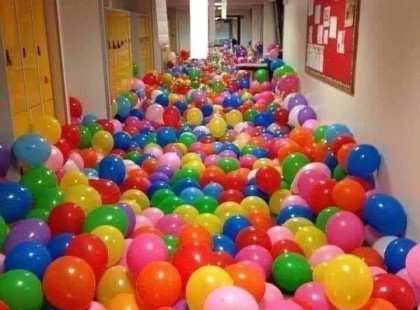 Egy iskolában a tanár minden diák kezébe adott egy lufit, majd arra kérte őket, hogy írják rá a nevüket. Ezután minden lufit elengedtek az iskolában, így azok a földön hevertek. A tanár azt a feladatot adta a diákoknak, hogy mindenki keresse meg a lufit, amin az ő neve szerepel, erre a feladatra mindössze 5 percük van. A diákok nekiláttak a keresésnek, de 5 perc alatt egyikőjük sem találta meg a saját lufiját. Ekkor a tanár azt mondta, hogy minden diák vegyen fel a földről egy lufit és adja oda annak, akinek a neve szerepel rajta. Néhány perc múlva minden diák kezében ott volt a saját lufija. A tanár ekkor azt mondta: 