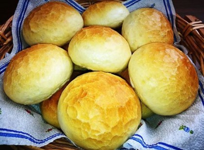 Ropogós és foszlós,csak liszt, víz és élesztő!: így készül a tökéletes zsemle otthon