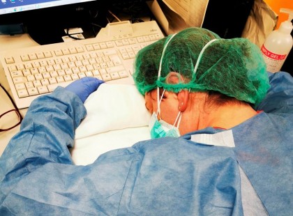 Drámai fotó egy olasz ápolónőről, aki a műszak alatt próbál pihenni, hogy aztán újult erővel segítsen az életmentésben. Köszönet és kitartás minden orvosnak és nővérnek, akik ezekben a pillanatokban is, megfeszített tempóban küzdenek az emberi életekért! ? Küldjünk sok szívecskét a dolgozóknak <3