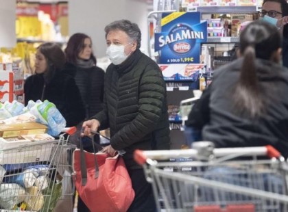 Hogy tehették ?Durva, hogy már itt tartunk... Koronavírus-pánik: egy vak nő bevásárlókocsijaiból lopták ki a WC-papírt a szupermarketben vásárlók